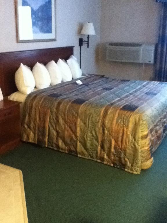 Baraga Lakeside Inn Buitenkant foto